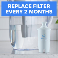 BRITA Plus instalado en jarra filtrando agua para bebida más sabrosa
