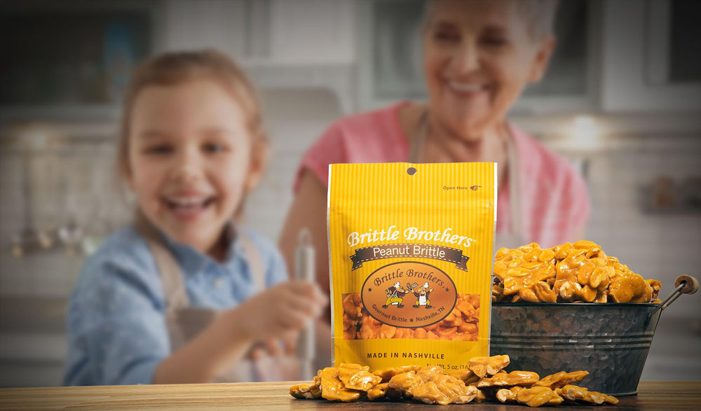 Brittle Brothers cacahuates tostados sobre mesa mostrando calidad del ingrediente