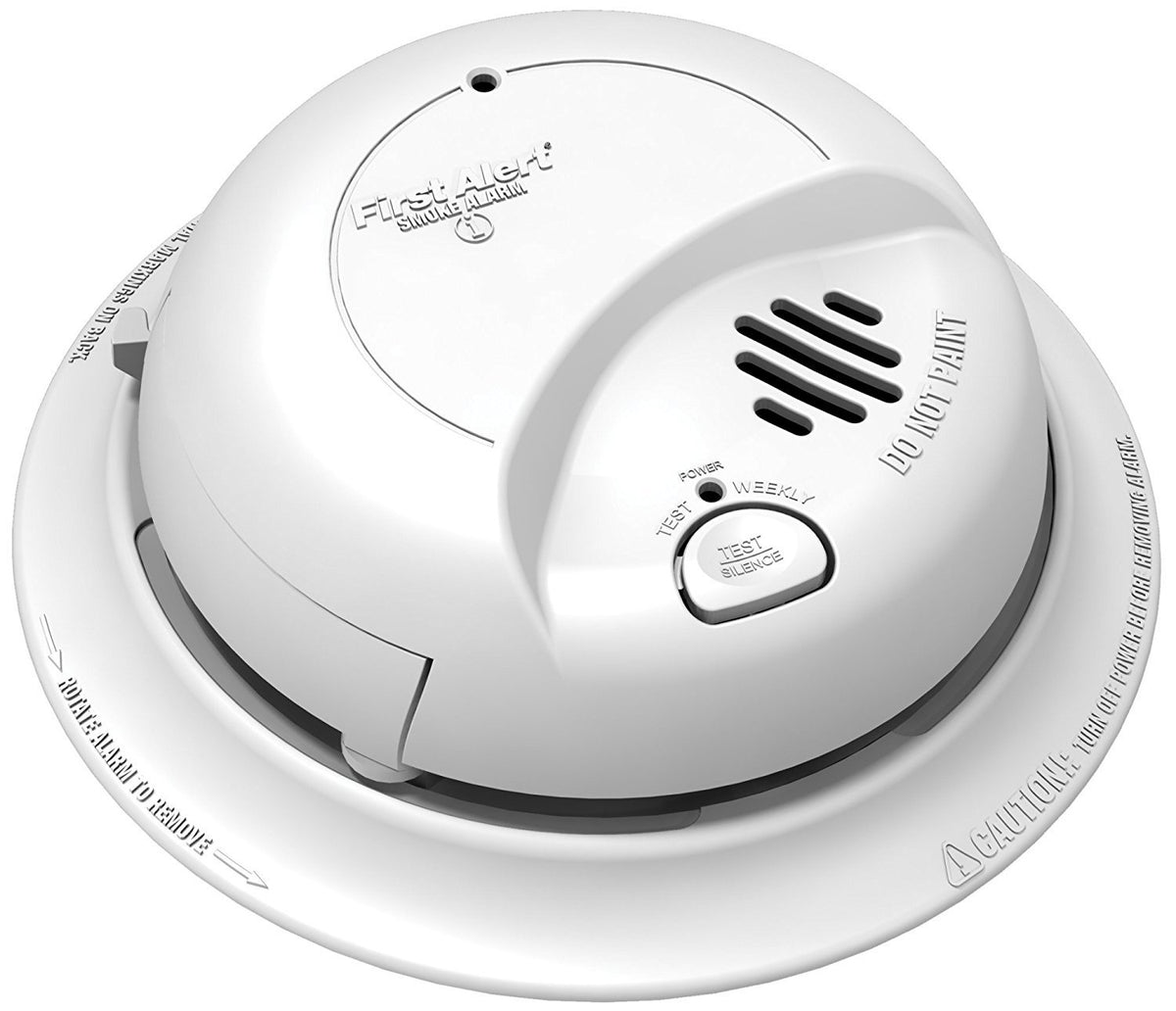 BRK First Alert vista frontal del detector con alarma audible y diseño blanco