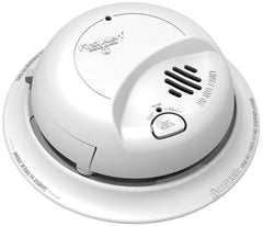 BRK First Alert vista frontal del detector con alarma audible y diseño blanco