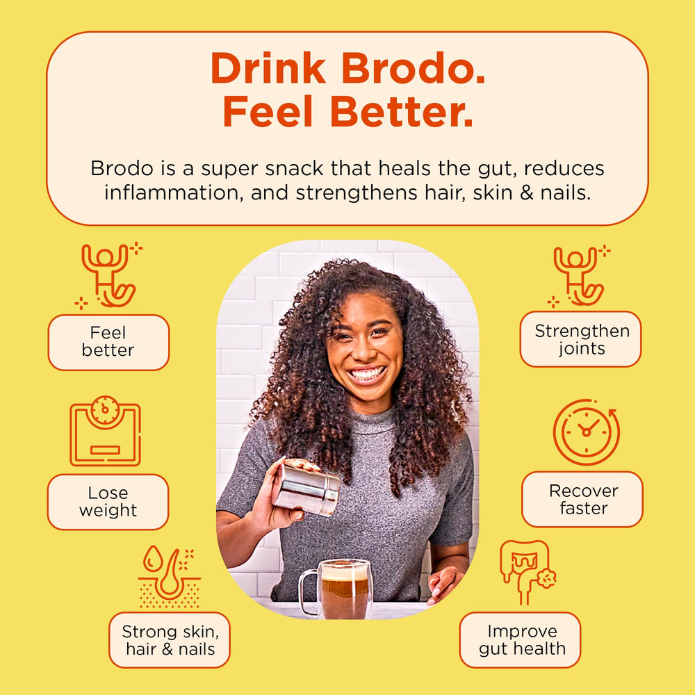 Brodo servido en taza humeante listo para beber como bebida reconfortante