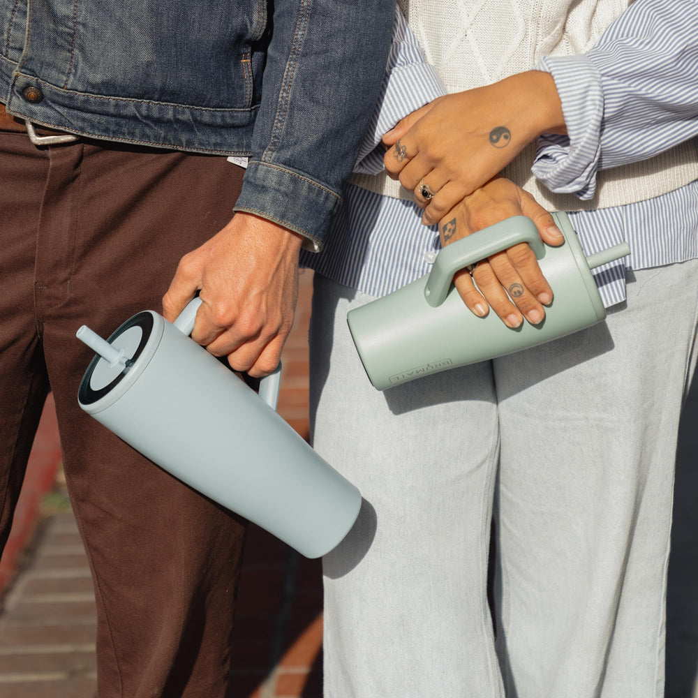 BrüMate Era uso exterior en paseo demostrando aislamiento y conveniencia diaria