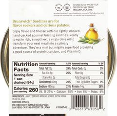Brunswick lata abierta con sardinas en aceite, lista para servir