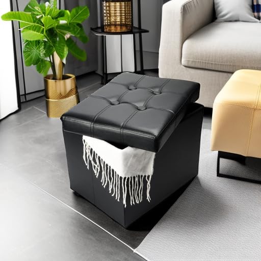Bsketa otomana en salón junto al sofá como reposapiés y asiento extra