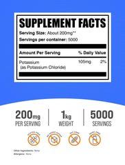 BulkSupplements textura del polvo de cloruro de potasio en primer plano para mezcla uniforme