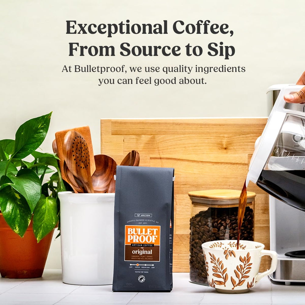 Bulletproof granos molidos en mano mostrando consistencia y aroma