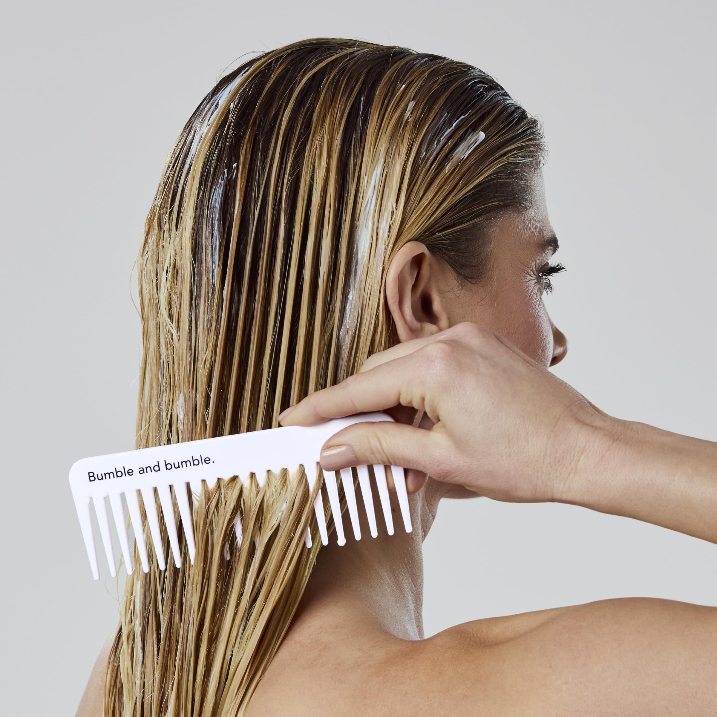 Bumble and bumble acondicionador aplicado en cabello en salón reduciendo frizz