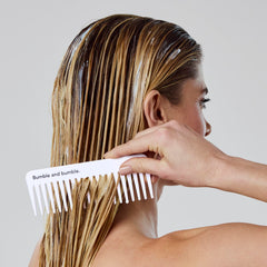 Bumble and bumble acondicionador aplicado en cabello en salón reduciendo frizz