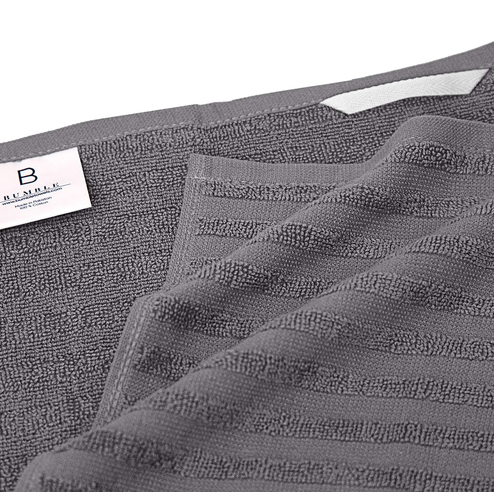 Bumble Towels secando vasos demostrando rapidez y cuidado del vidrio