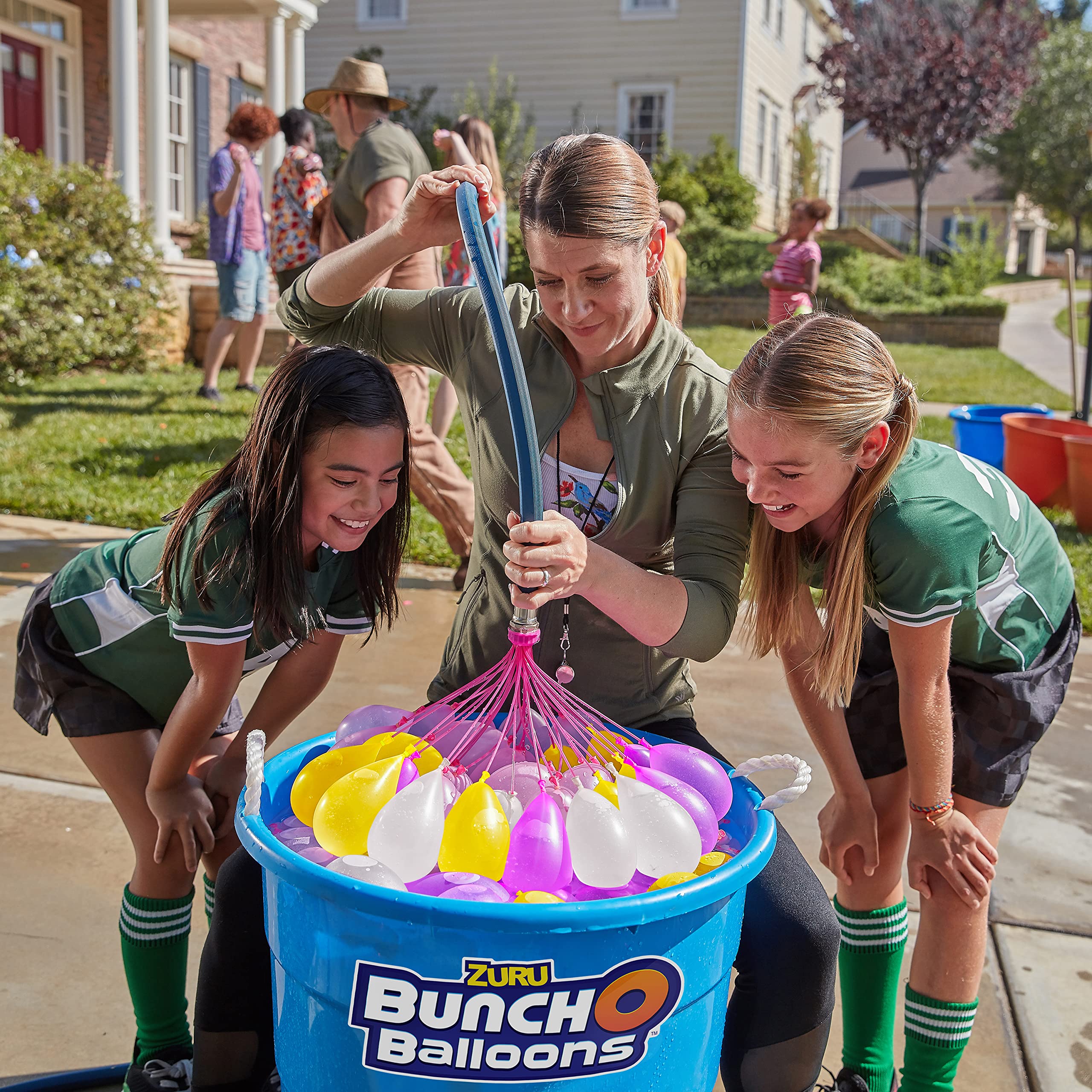 Bunch O Balloons ambiente de fiesta exterior con niños disfrutando seguridad