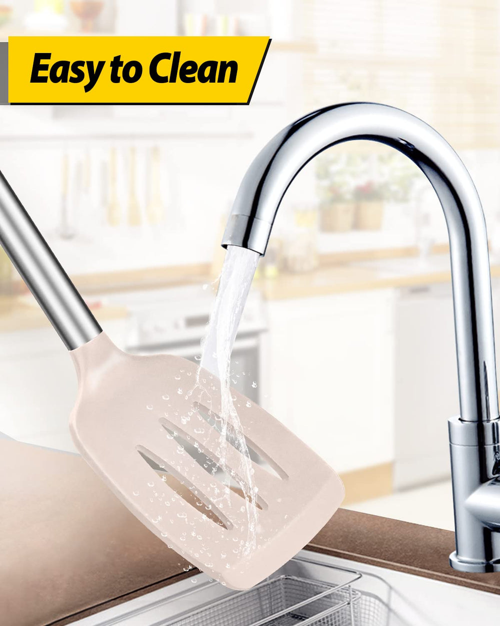 BUNDLEPRO espátula junto a una sartén para comparar tamaño y uso práctico en la cocina