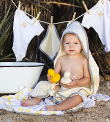 Burt's Bees Baby detalle de capucha y tejido suave y absorbente