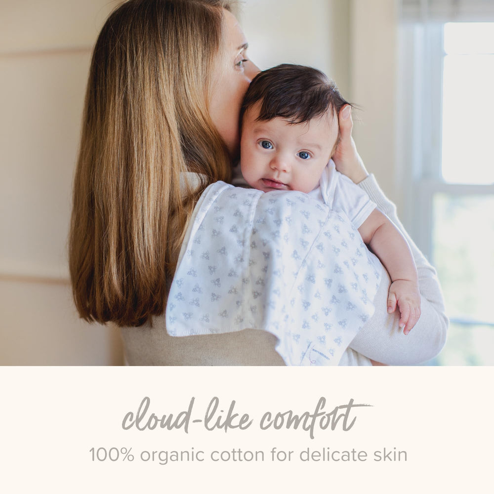 Burt's Bees Baby uso en hombro protegiendo ropa de regurgitaciones y baba