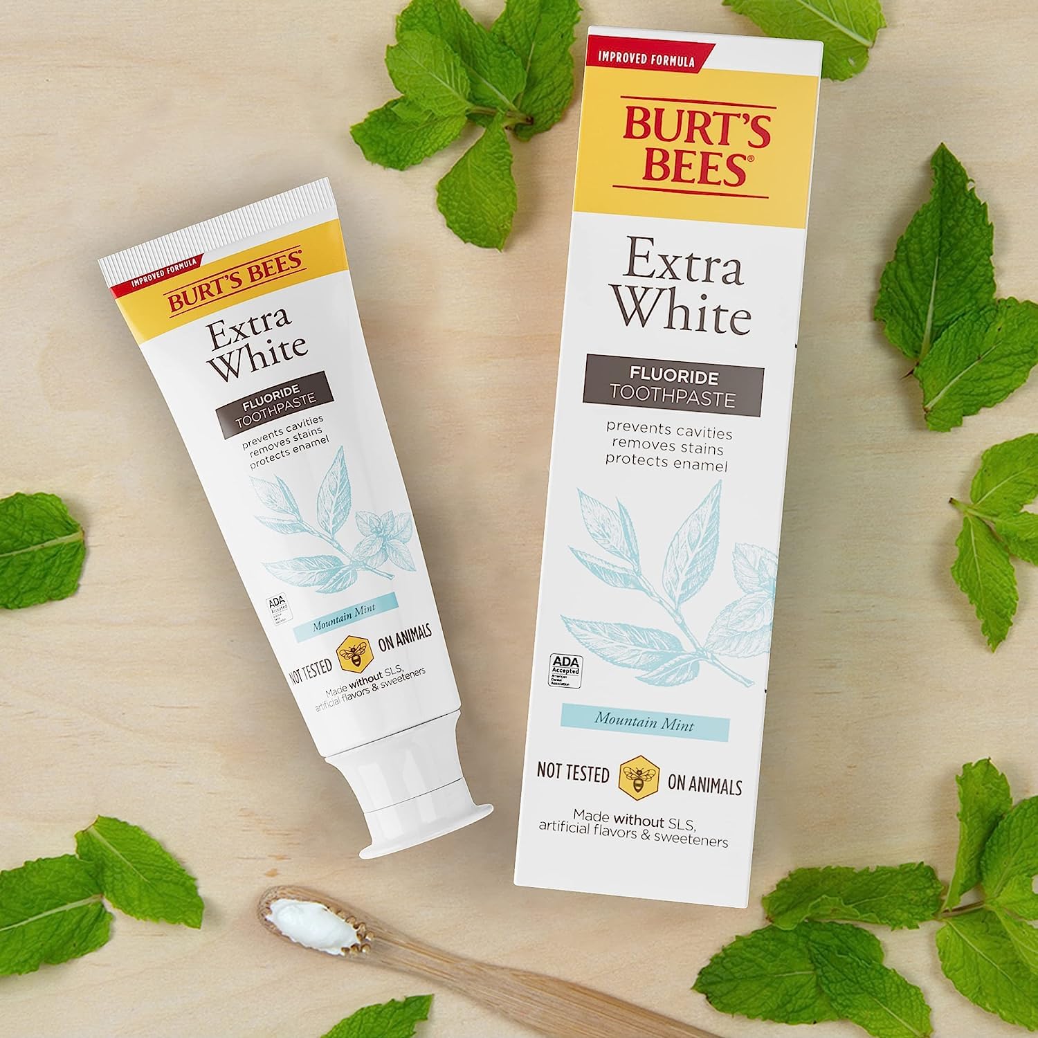 Burt's Bees etiqueta con ingredientes clave y beneficios visibles