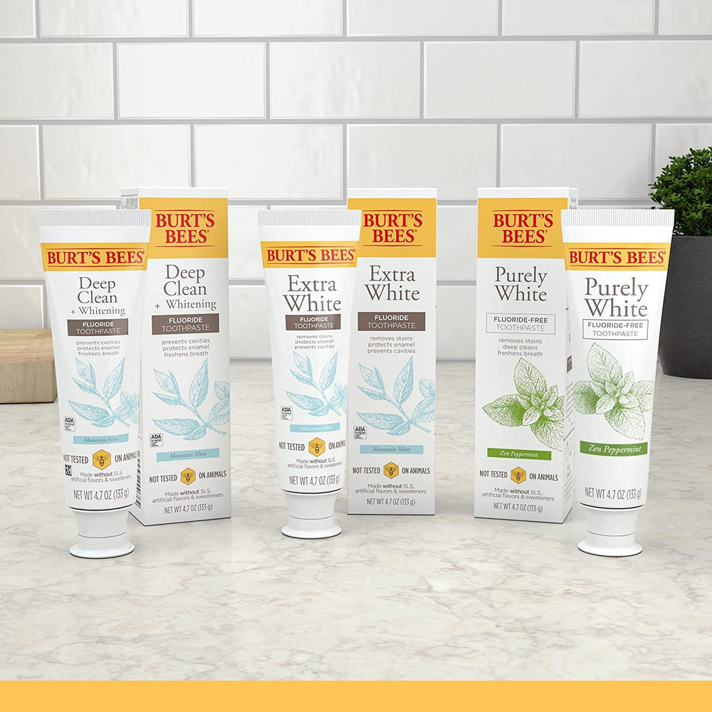 Burt's Bees primer plano de la etiqueta mostrando ingredientes clave