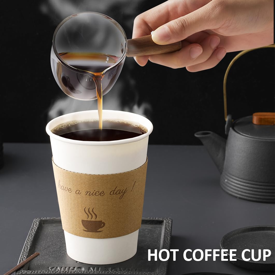 Vaso BYSNOW en manos de un barista como vaso para llevar, cómodo y profesional