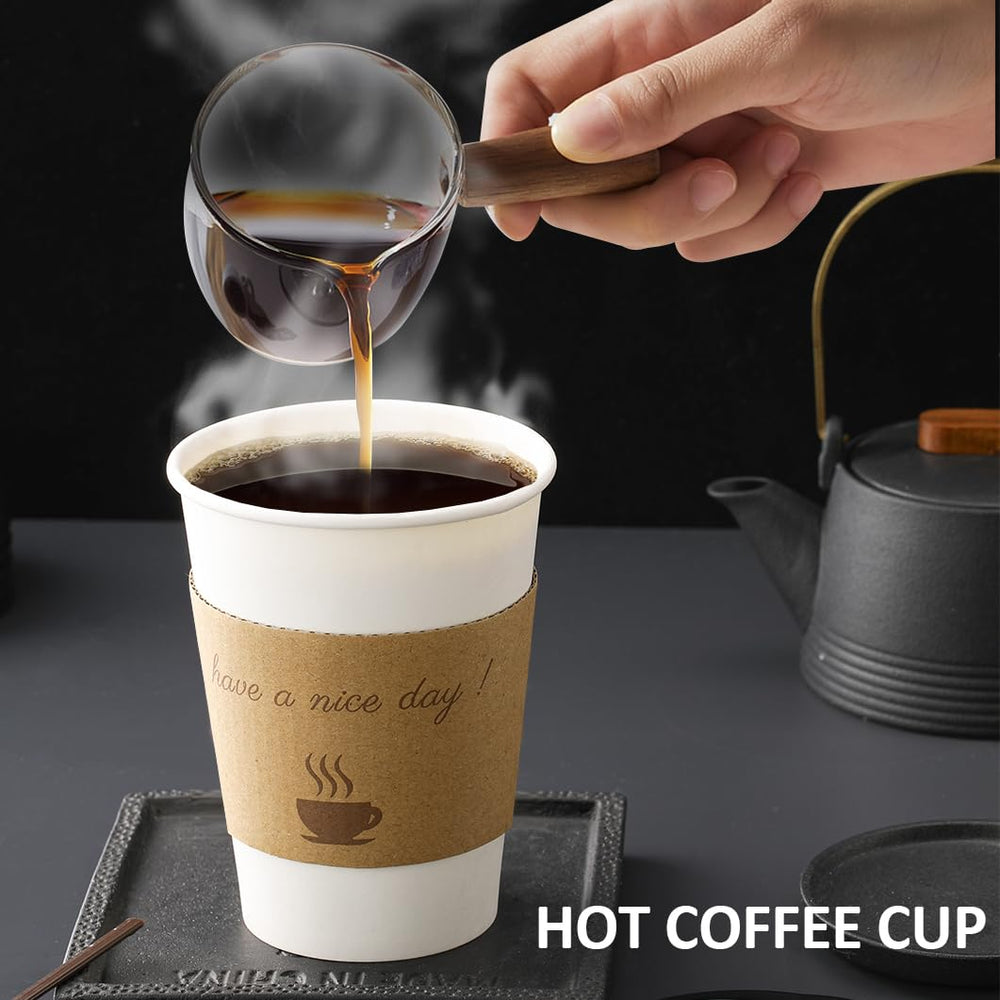 Vaso BYSNOW en manos de un barista como vaso para llevar, cómodo y profesional