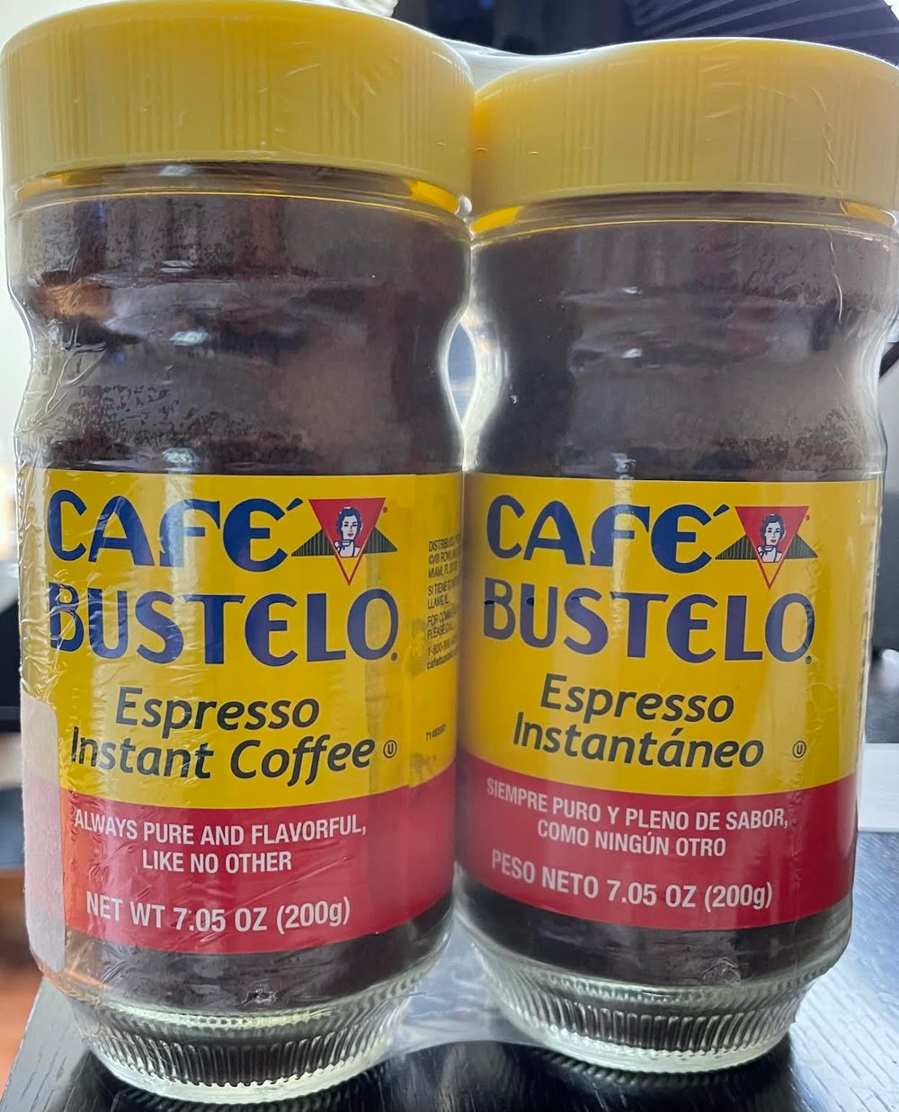 J.M. Smuckers Café Bustelo taza preparada demostrando sabor intenso y rápida preparación