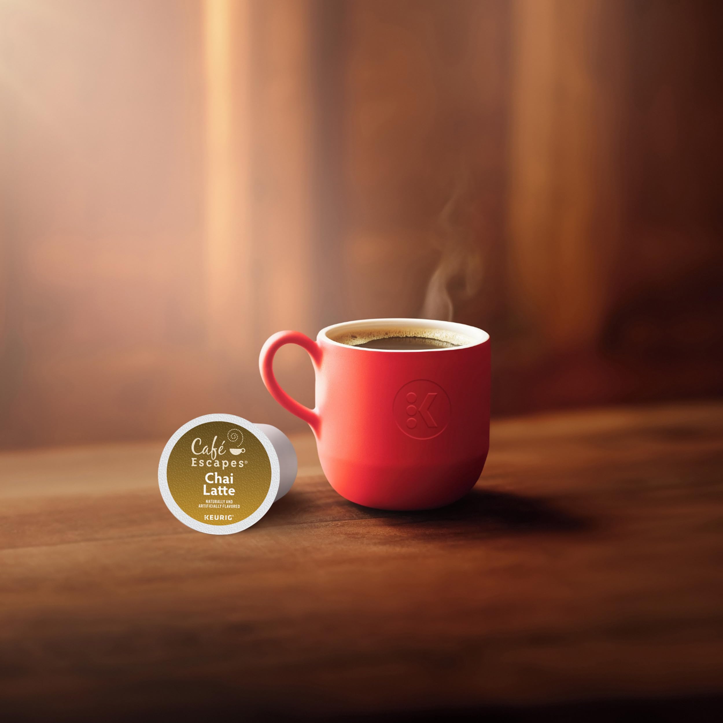 Café Escapes cápsula K‑Cup en mano para comparar tamaño y facilidad de uso
