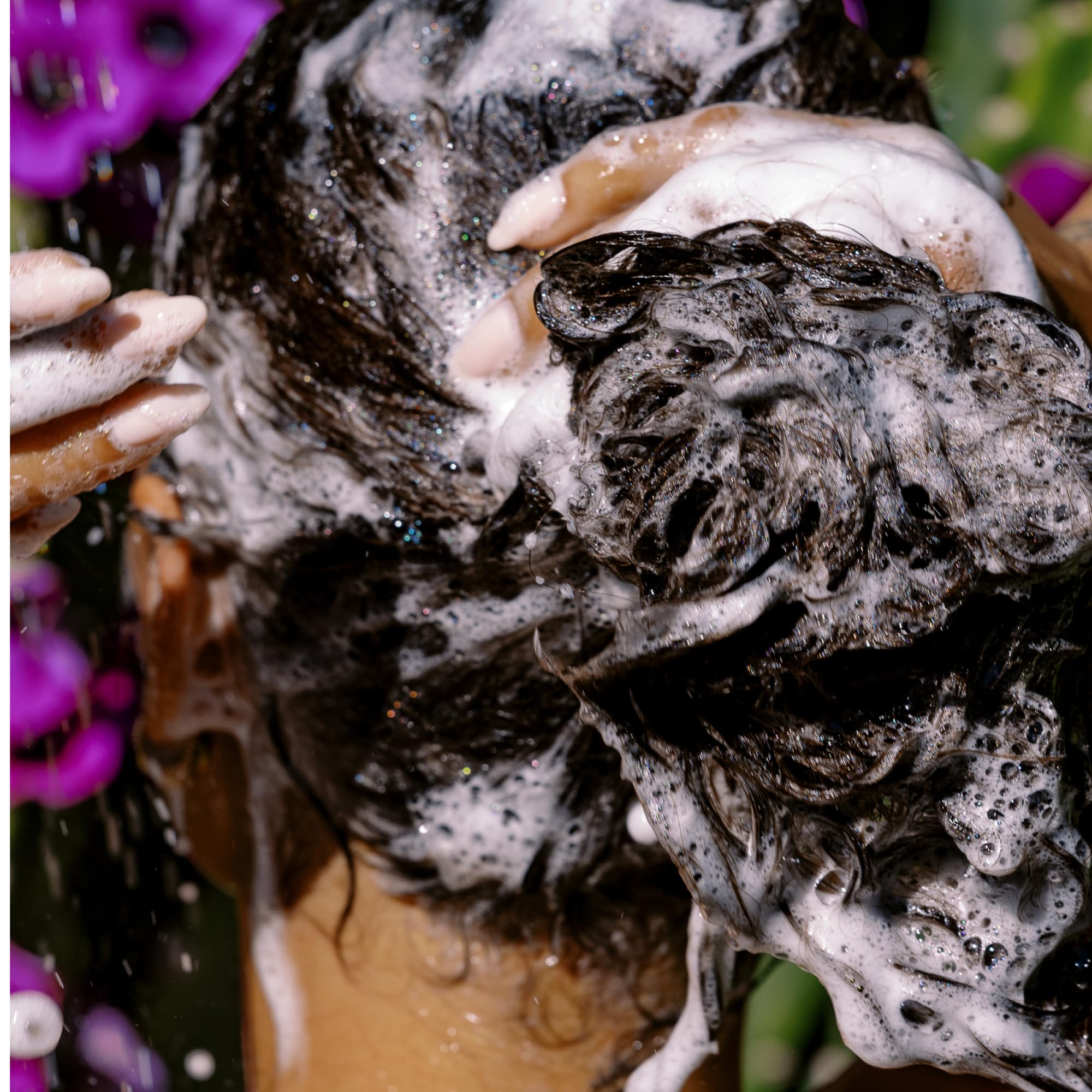California Naturals rizos definidos y sin frizz en un entorno de estilo de vida
