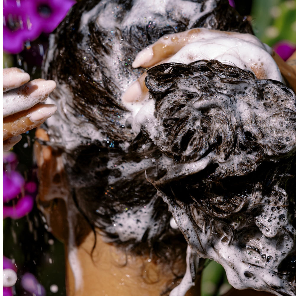 California Naturals rizos definidos y sin frizz en un entorno de estilo de vida