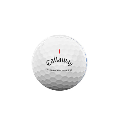 Bola Callaway Chrome Soft en vuelo tras drive mostrando distancia y estabilidad
