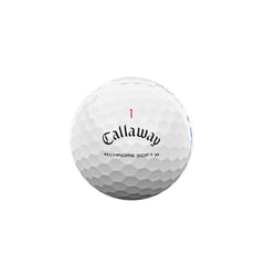 Bola Callaway Chrome Soft en vuelo tras drive mostrando distancia y estabilidad