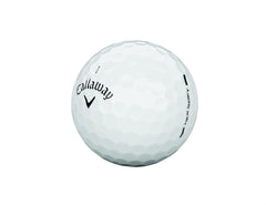 Callaway Hex Soft bola en el green demostrando tacto suave y control en chips