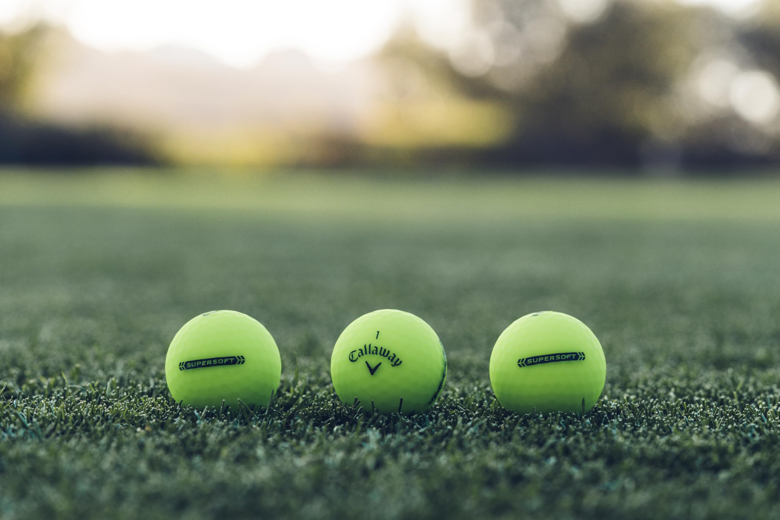 Callaway Supersoft 2023 verde en un entorno de campo de golf destacando la visibilidad