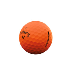 Callaway Supersoft pelota naranja en vuelo tras golpe con driver, mejora visibilidad