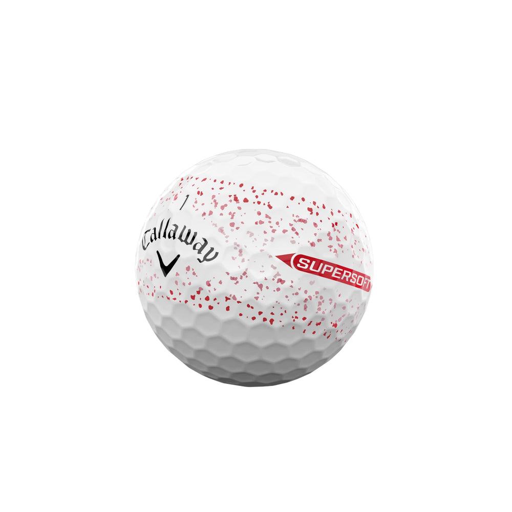 Callaway Supersoft bola en green durante putt demostrando visibilidad y alineación