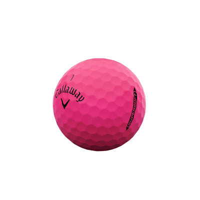 Callaway Supersoft bola en juego sobre césped demostrando visibilidad rosa