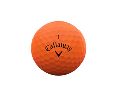 Callaway Supersoft junto a tee para comparación de tamaño y escala