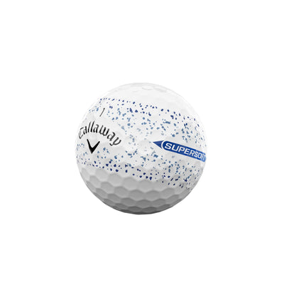 Callaway bola en green durante putt indicando feedback de rodamiento