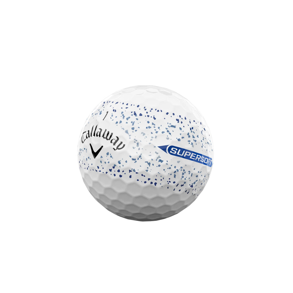 Callaway bola en green durante putt indicando feedback de rodamiento