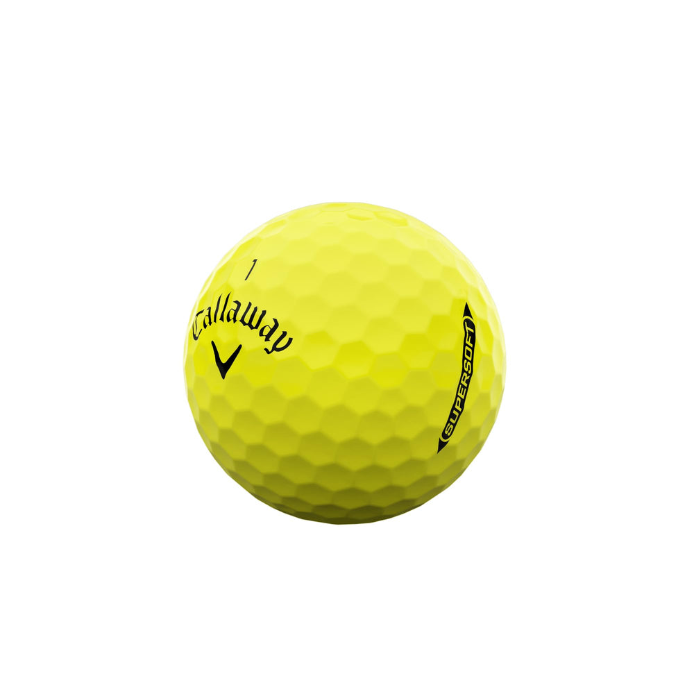 Pelota Callaway Supersoft en vuelo tras golpe de driver ilustrando mayor velocidad