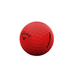 Callaway Supersoft bola roja en vuelo tras golpe destacando visibilidad y distancia
