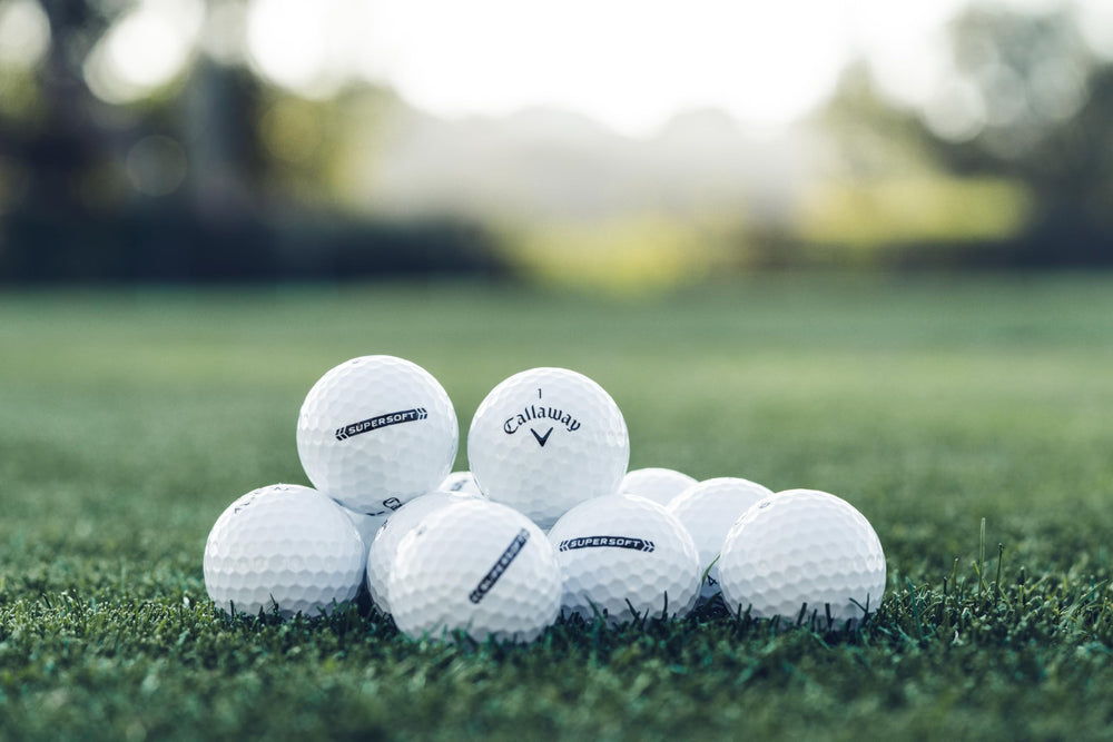 Callaway Supersoft en un campo de golf mostrando versatilidad