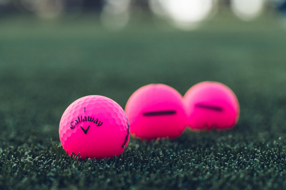 Callaway pelota rosa en campo de golf al atardecer, destaca visibilidad y estilo