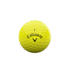 Detalle de textura de la cubierta Callaway Supersoft resaltando agarre y control en el green