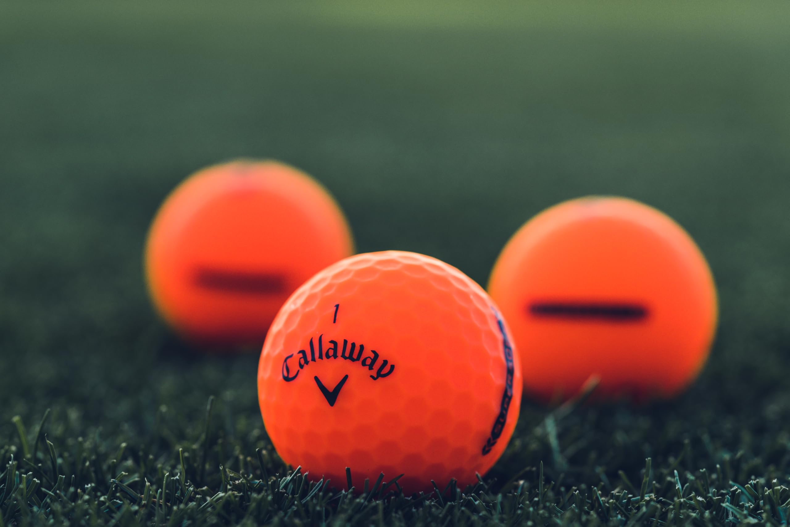 Callaway Supersoft bola en manos durante práctica mostrando agarre y control