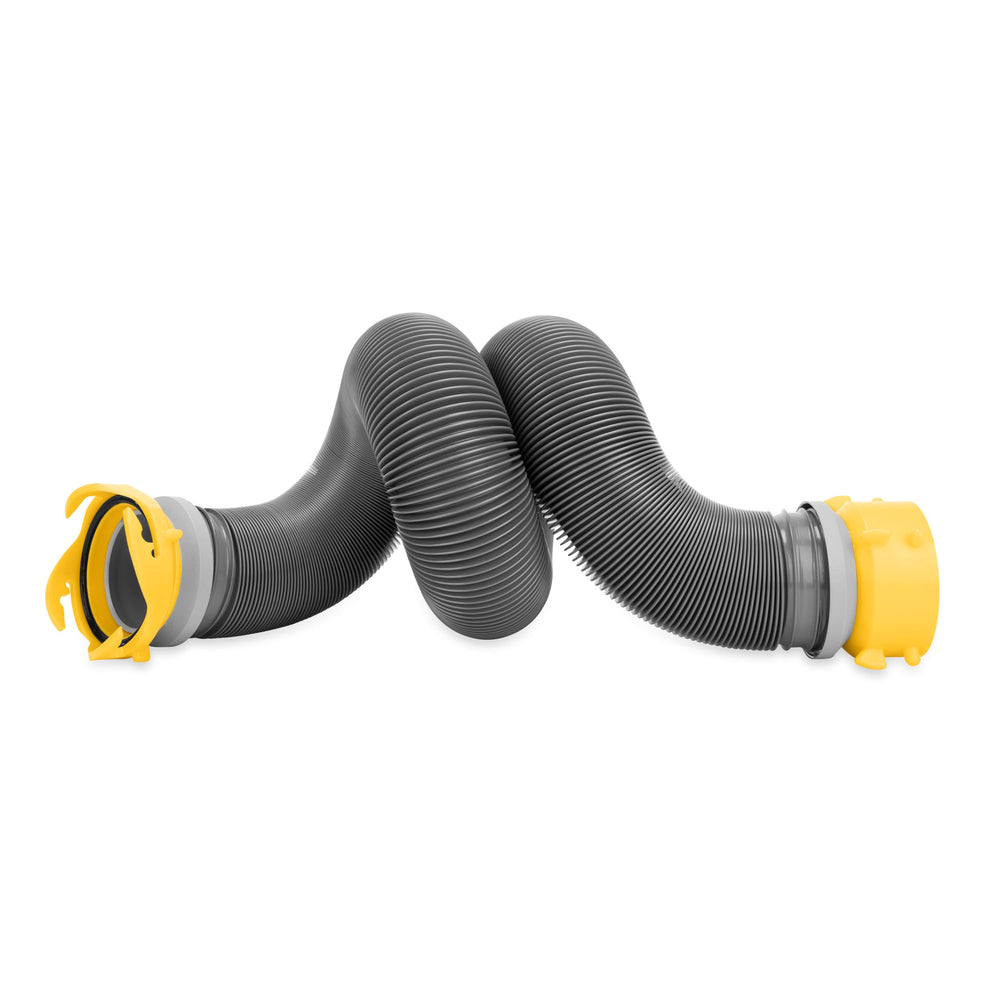 Camco manguera instalada en camping real, uso práctico en entorno exterior