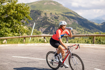 CamelBak Podium Chill comparación de tamaño junto a manos para escala