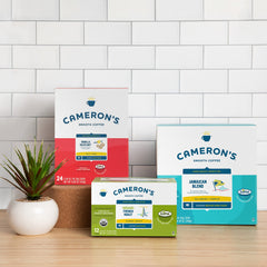 Cameron's Coffee cápsula en mano mostrando escala y facilidad de uso
