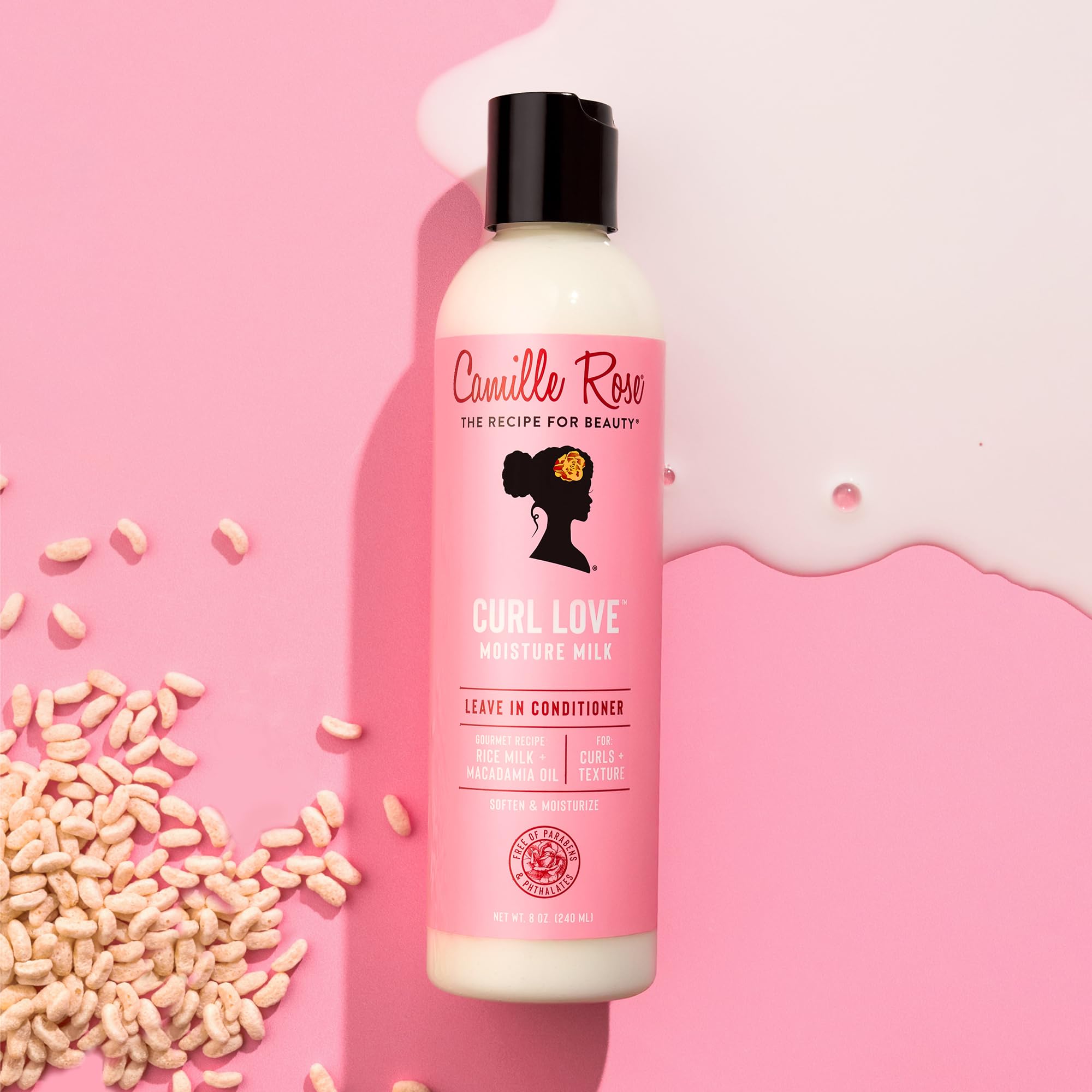 Camille Rose producto en mano aplicándose para desenredar y proteger cabello