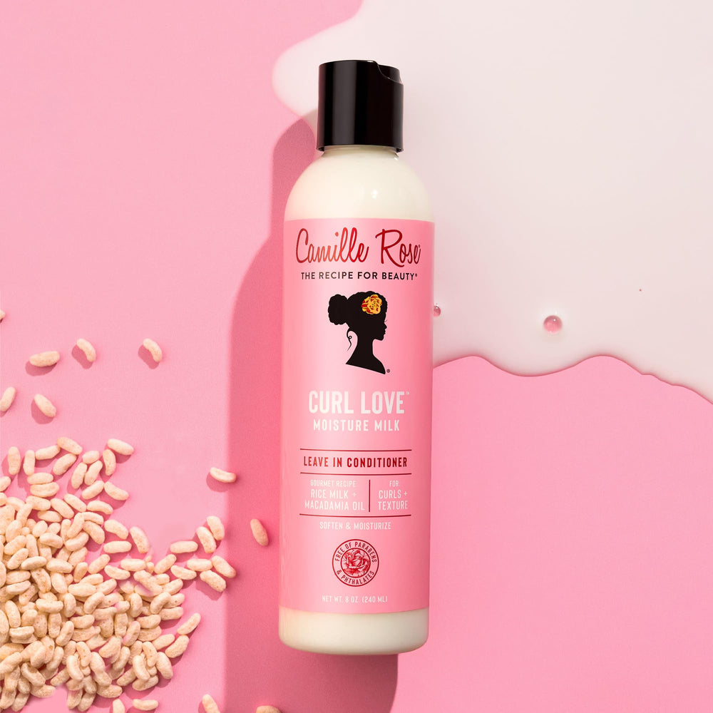 Camille Rose producto en mano aplicándose para desenredar y proteger cabello