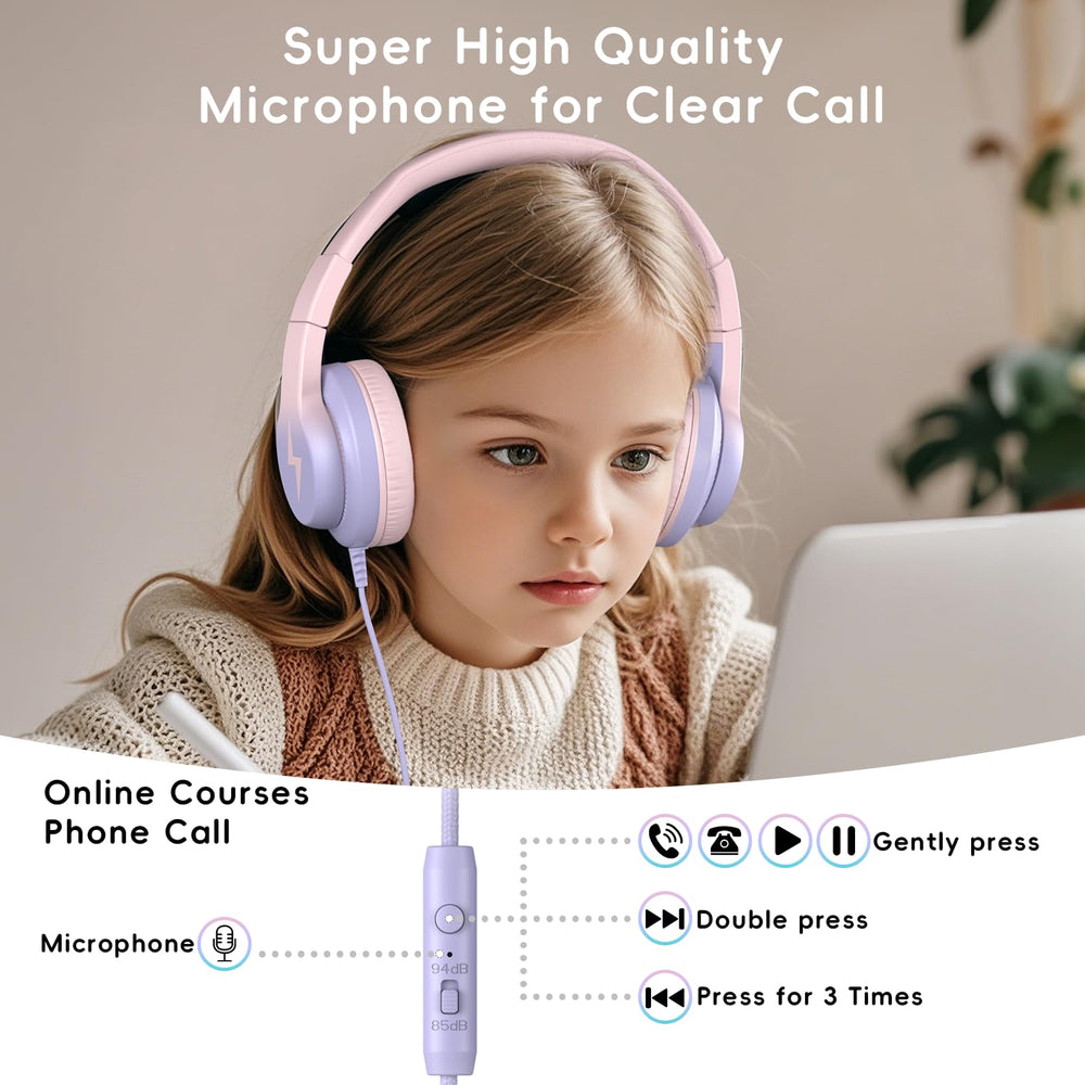 Candy Bila auriculares en uso con tablet durante clase en línea