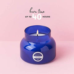 Capri Blue vela encendida creando ambiente cálido y aromático