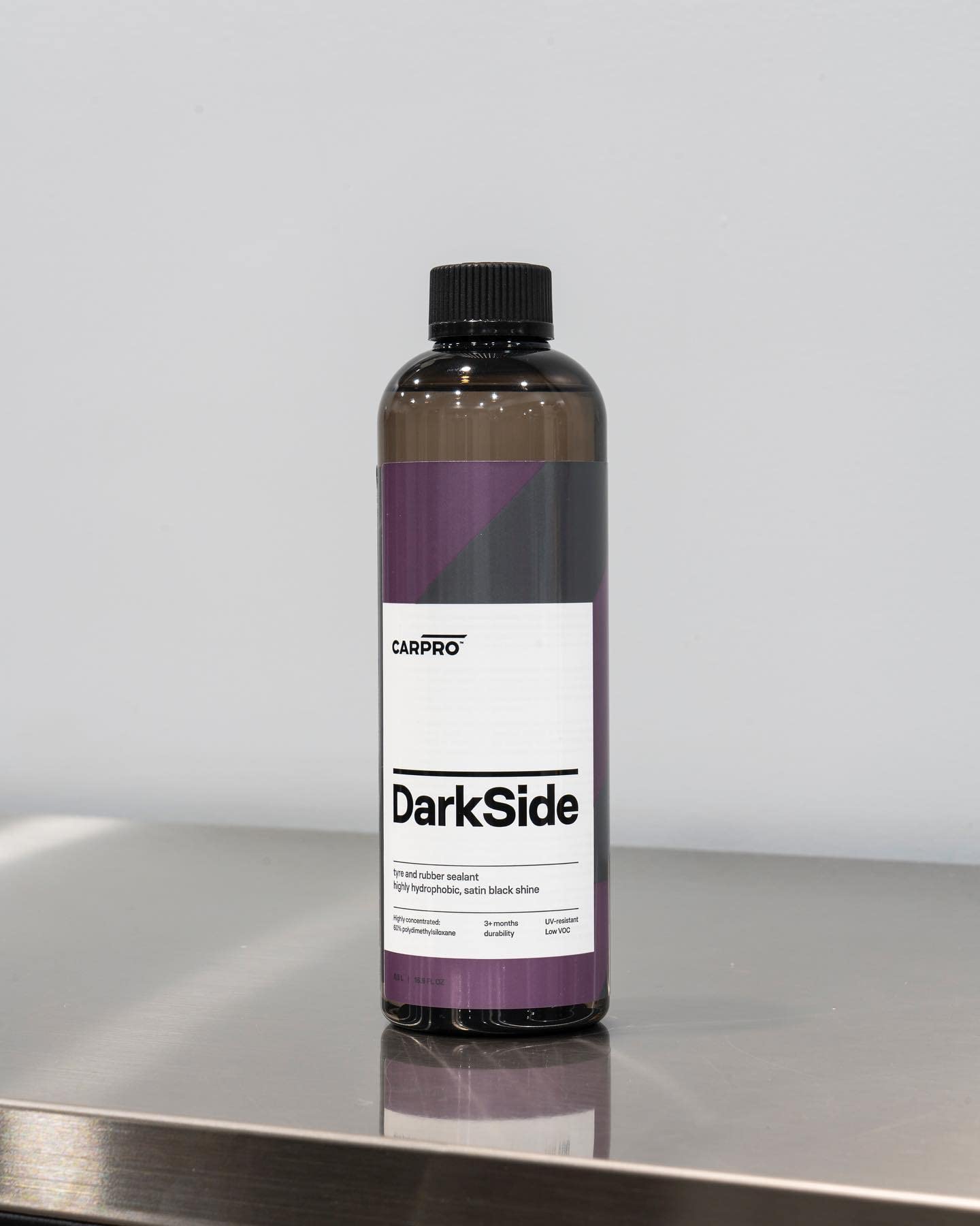 CARPRO Darkside aplicación con esponja para un acabado uniforme y fácil