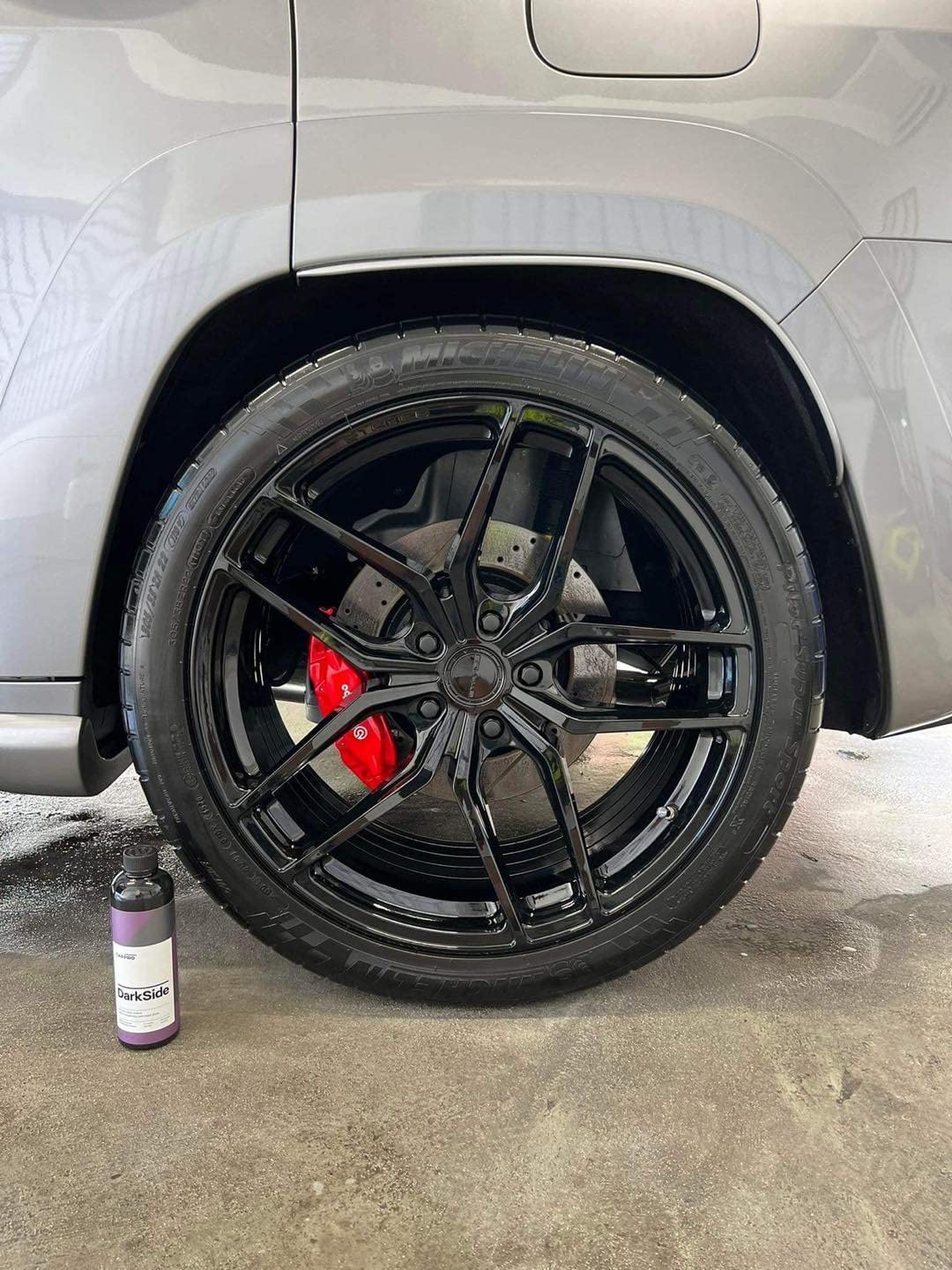 CARPRO Darkside neumático restaurado con color oscuro y aspecto renovado